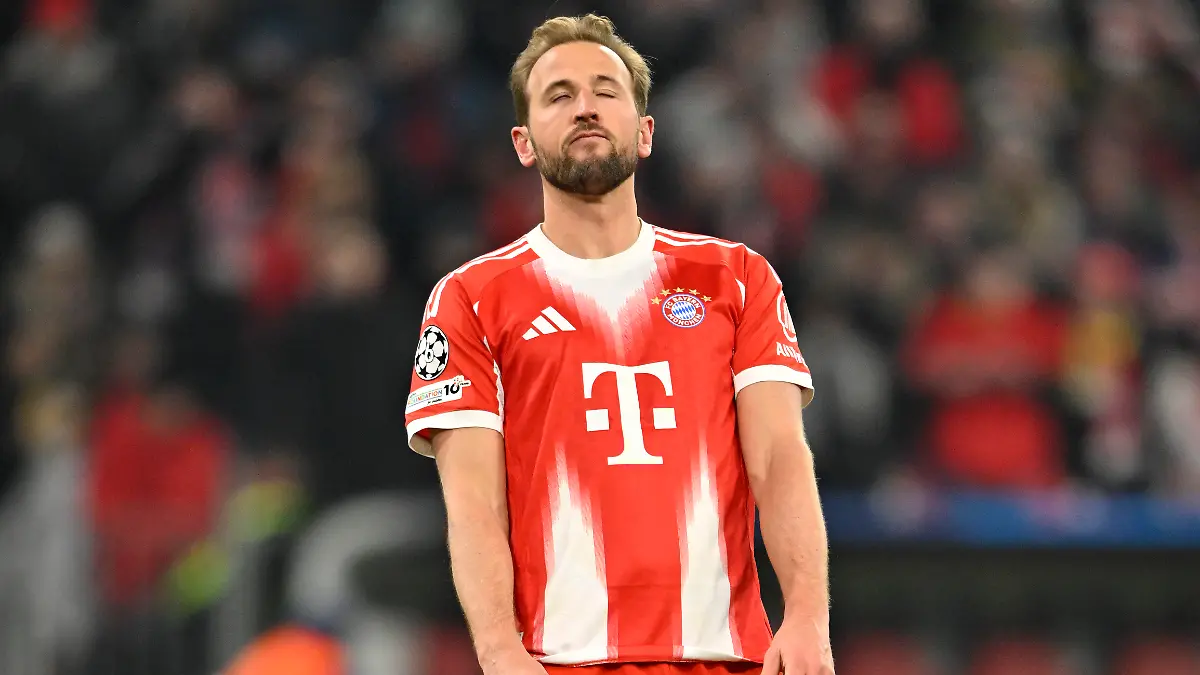 Harry-Kane-FC-FC-Bayern-Munich-FCB-09-verschiesst-Elfmeter-penalty-kick-Strafstoss-Enttaeuschung-enttaeuscht-nach-vergebener-Torchance-Gestik-Geste-FC-FC-Bayern-Munich-FCB-vs-R-Union-Saint-Gilloise-Spieltag-7-21-01