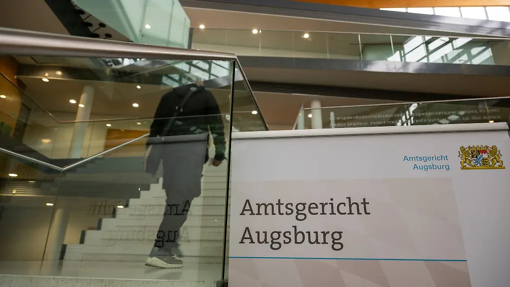 Am-Amtsgericht-in-Augsburg-ist-eine-Mutter-angeklagt-es-geht-um-den-Missbrauch-ihrer-achtjaehrigen-Tochter