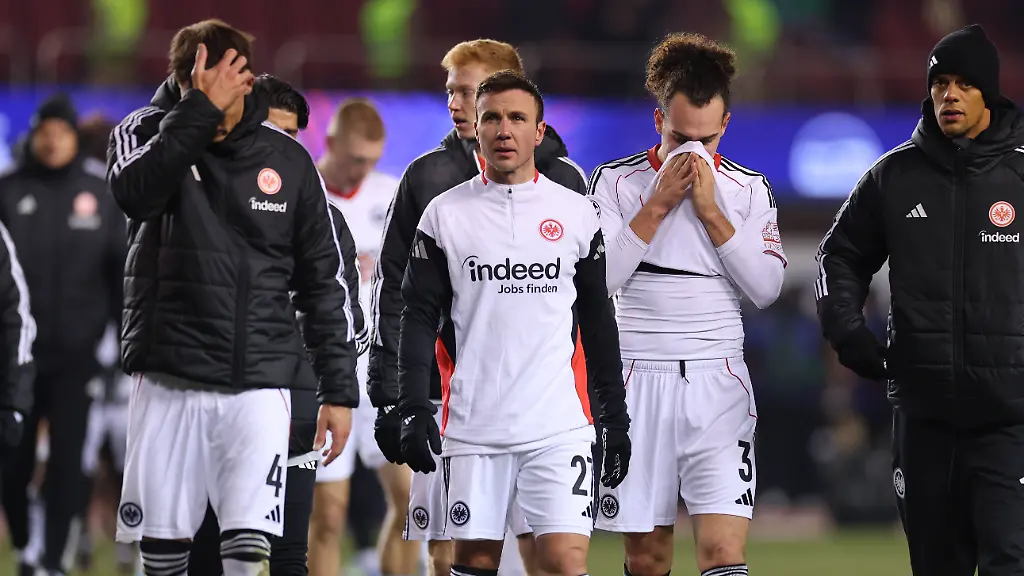 21-01-2026-Fussball-UEFA-Champions-League-Qarabag-Agdam-FK-Eintracht-Frankfurt-v-l-Robin-Koch-Eintracht-Frankfurt-Mario-Goetze-Eintracht-Frankfurt-Arthur-Theate-Eintracht-Frankfurt-enttaeuscht-enttaeuscht-schauend-dissapointed-traurig-frustiert-frust-gefrustet-frustrated-DFL-DFB-REGULATIONS-PROHIBIT-ANY-USE-OF-PHOTOGRAPHS-AS-IMAGE-SEQUENCES-AND-OR-QUASI-VIDEO