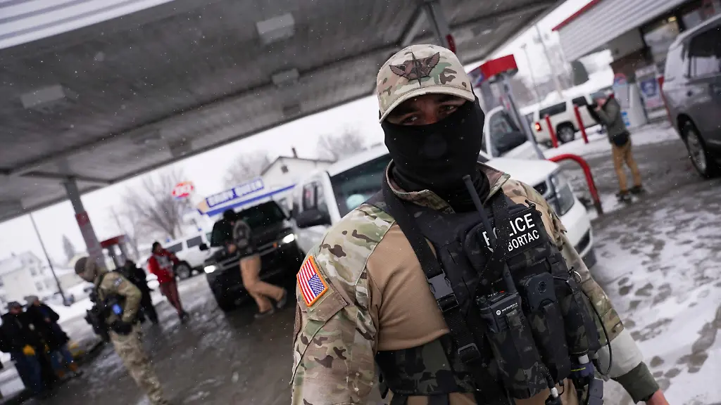 A-federal-agent-of-commander-Greg-Bovino-s-team-looks-on-during-a-stop-at-a-gas-station-as-immigration-enforcement-continues-after-a-U-S-Immigration-and-Customs-Enforcement-ICE-agent-fatally-shot-Renee-Nicole-Good-on-January-7-in-Minneapolis-Minnesota-U-S-January-21-2026