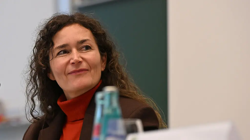 Sachsens-Justizministerin-Constanze-Geiert-CDU-will-keine-strafrechtliche-Verfolgung-gegen-verbotene-Symbole-an-Schulen