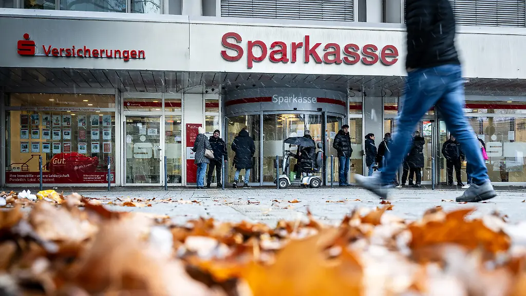 Raub-Sparkasse-Buer-in-Gelsenkirchen-NUR-FUeR-REDAKTIONELLE-ZWECKE-EDITORIAL-USE-ONLY-Weiterhin-geschlossen-ist-am-Freitag-02-02-2025-die-Sparkassen-Filiale-Buer-an-der-Nienhofstrasse-in-Gelsenkirchen-Hier-wurden-zwischen-dem-24-12-und-28-12-2025-mehr-als-3000-Schliessfaecher-ausgeraubt-nachdem-die-Taeter-ueber-ein-benachbartes-Parkhaus-am-Marientor-mit-Hilfe-eines-Betonbohrers-in-die-Kellerraeume-des-Geldinstituts-eingebrochen-waren-Derr-Schaden-wird-derzeit-auf-30-Millionen-Euro-geschaetzt