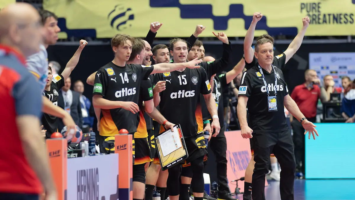 Jubel-auf-der-deutschen-Auswechselbank-um-Trainer-Alfred-Gislason-Deutschland-und-Juri-Knorr-Deutschland-15-Handball-EHF-Europameisterschaft-Laenderspiel-zwischen-Deutschland-und-Spanien-am-19-Januar-2026-in-Herning-Daenemark