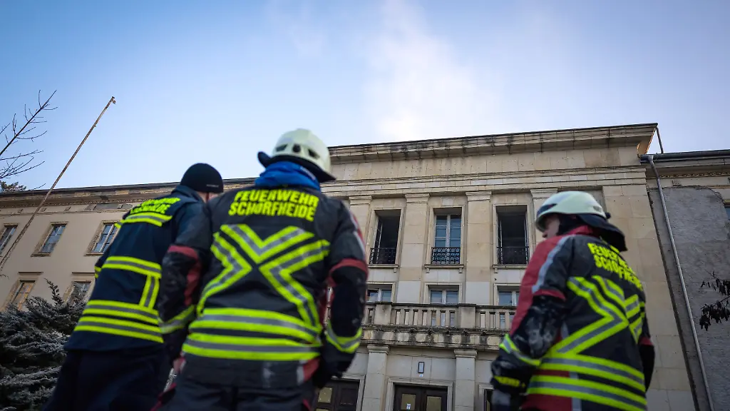 22-01-2026-Brandenburg-Wandlitz-Kraefte-der-Feuerwehr-sind-bei-einem-Brand-auf-dem-Bogensee-Areal-mit-der-ehemaligen-Villa-von-NS-Propagandaminister-J-Goebbels-im-Einsatz-Nach-bisherigen-Erkenntnissen-der-Polizei-kam-bei-dem-Feuer-in-einem-Gebaeude-auf-dem-Areal-niemand-zu-Schaden-Die-Polizei-habe-ein-Ermittlungsverfahren-eingeleitet-und-habe-erste-Zeugen-identifizieren-koennen