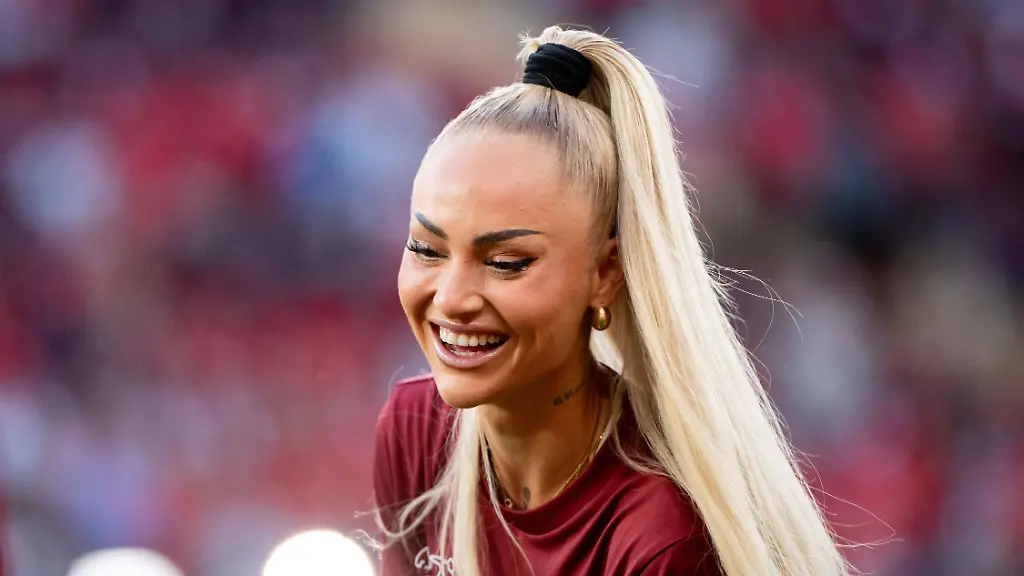 Alisha-Lehmann-Schweiz-23-lacht-SUI-Schweiz-vs-Finnland-Fussball-UEFA-Womens-Euro-2025-Gruppe-A-3-Spieltag-Spielzeit-2024-2025-10-07-2025-SUI-Schweiz-vs-Finnland-Fussball-UEFA-Womens-Euro-2025-Gruppe-A-3-Spieltag-Spielzeit-2024-2025-10-07