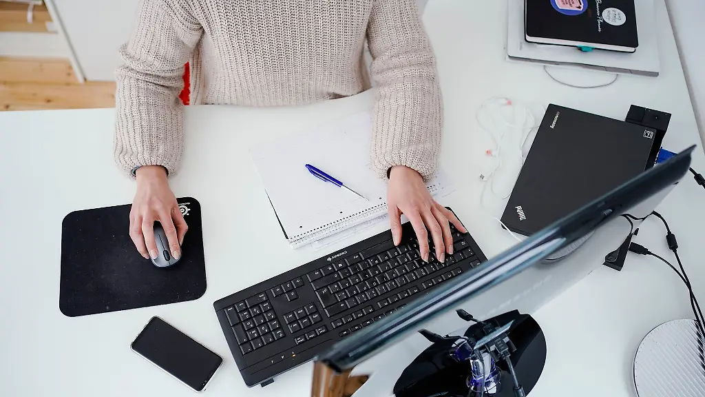 Ein-aufgeraeumter-Schreibtisch-sorgt-fuer-eine-hoehere-Motivation-bei-der-Arbeit