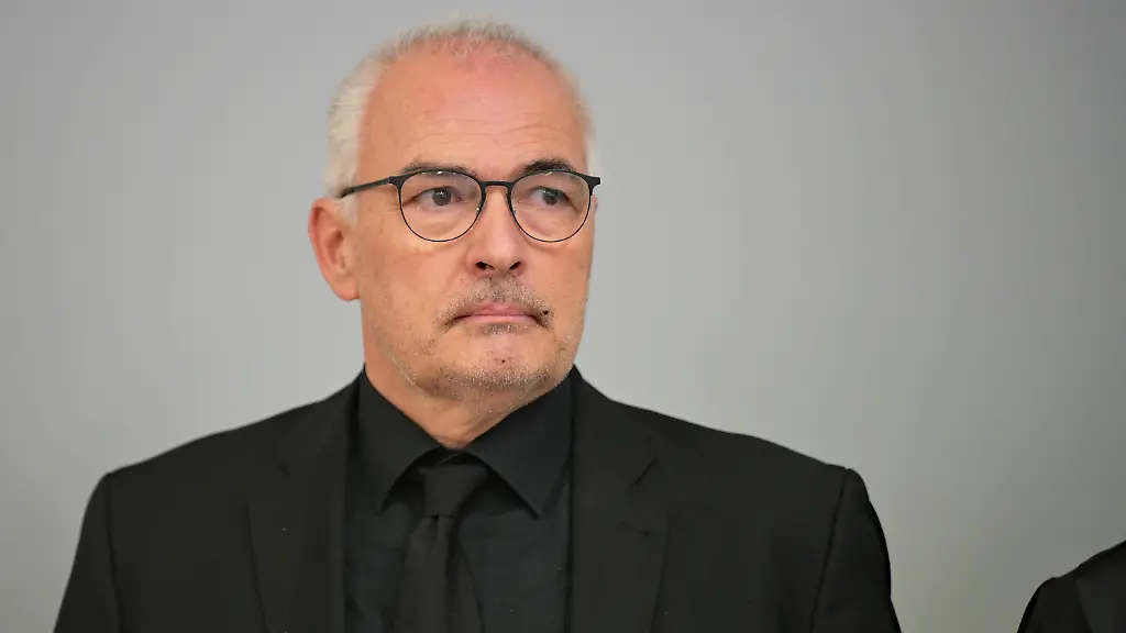 ARCHIV-09-01-2026-Bayern-Muenchen-Der-Angeklagte-Axel-Fischer-Ex-CDU-Parlamentarier-aus-dem-Wahlkreis-Karlsruhe-Land-M-kommt-vor-Prozessbeginn-wegen-Bestechlichkeitsvorwuerfen-in-der-sogenannten-Aserbaidschan-Affaere-in-einen-Gerichtssaal-vom-Oberlandesgericht-In-einem-ersten-Prozess-hatte-das-Gericht-einen-Ex-CSU-Bundestagsabgeordneten-zu-einer-Freiheitsstrafe-von-neun-Monaten-auf-Bewaehrung-verurteilt-Fischer-war-auch-dort-bereits-angeklagt-gewesen-das-Gericht-hatte-den-Prozess-aber-dann-abgetrennt