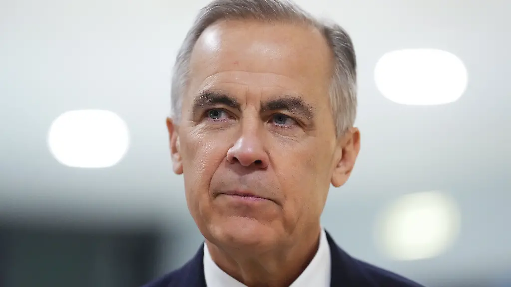 THE-CANADIAN-PRESS-2026-01-20-Prime-Minister-Mark-Carney-makes-his-way-to-take-part-in-an-event-tilted-Country-Strategy-Dialogue-Canada-as-he-attends-the-World-Economic-Forum-in-Davos-Switzerland-on-Tuesday-Jan-20-2026