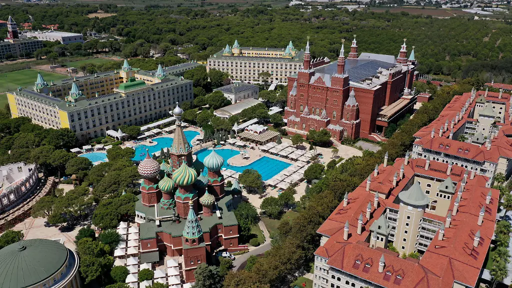 ANTALYA-TURKIYE-SEPTEMBER-07-An-aerial-view-of-Kremlin-Palace-Hotel-in-Antalya-Turkiye-on-September-07-2022-Hotels-attracts-attention-of-tourists-with-different-types-of-architecture