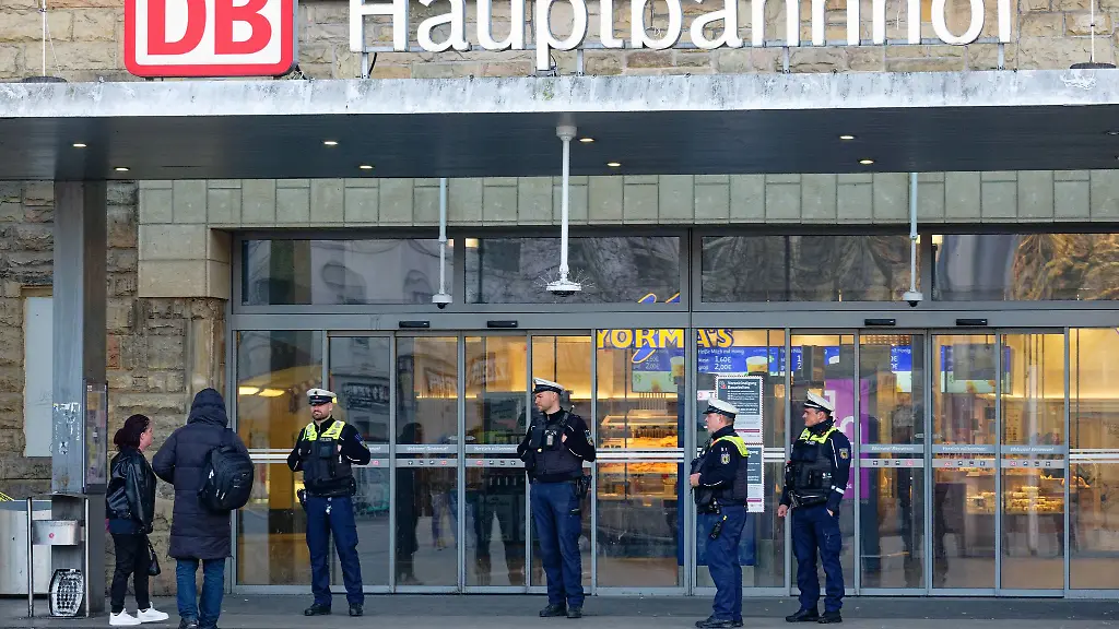 Der-Hauptbahnhof-ist-fuer-die-Entschaerfung-gesperrt-worden