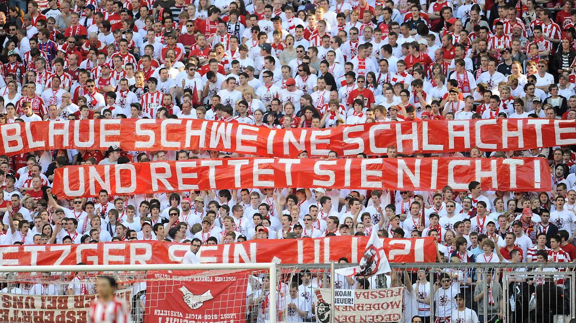 Münchner Humor: Die Fans des FC Bayern beim Spiel gegen Borussia Mönchengladbach.