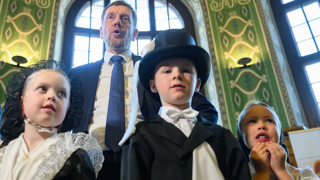 Die-Saechsische-Staatskanzlei-ist-am-Donnerstag-zum-Schauplatz-einer-Vogelhochzeit-geworden-ein-sorbischer-Brauch-den-Kinder-feiern