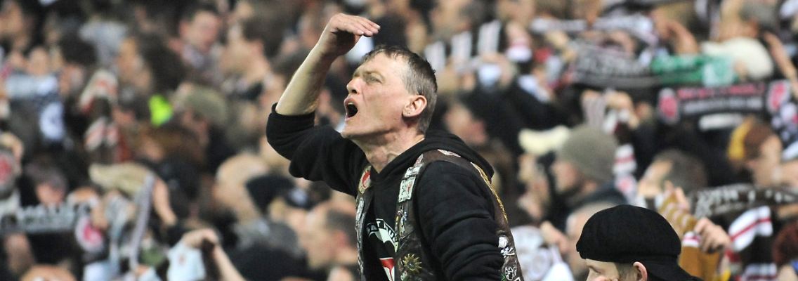 Einer warf einen Becher: Fans des FC St. Pauli.