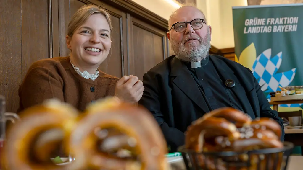 Zum-Auftakt-der-Winterklausur-der-Landtagsgruenen-freute-sich-Fraktionschefin-Katharina-Schulze-ueber-den-Besuch-von-Kardinal-Marx