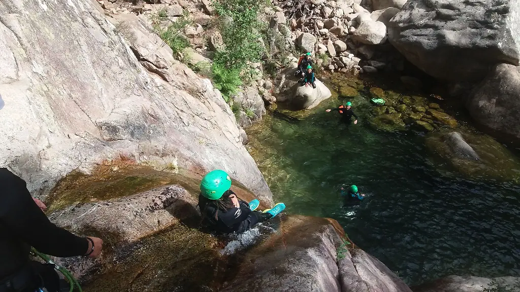 Nach-einem-Sprung-beim-Canyoning-ist-eine-Frau-querschnittgelaehmt