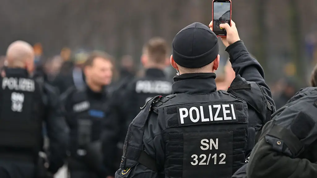 Polizisten-nutzen-im-Dienst-oft-das-Smartphone-In-Mecklenburg-Vorpommern-ist-dieses-Arbeitsmittel-seit-Sommer-2025-nicht-nutzbar