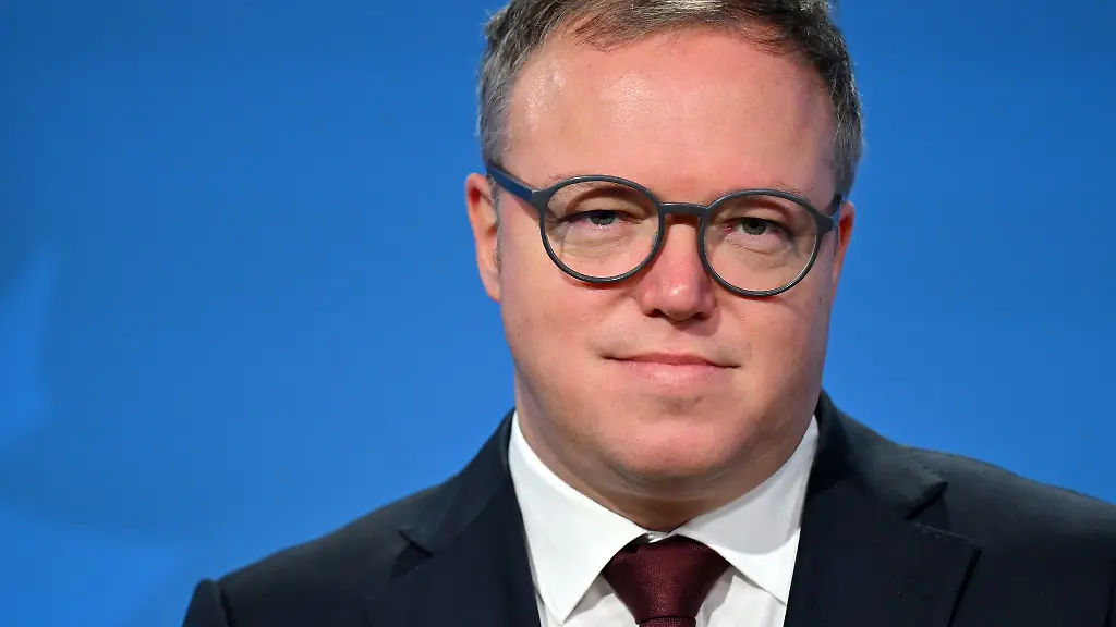 Thueringens-Ministerpraesident-Mario-Voigt-CDU-fordert-eine-Debatte-in-Deutschland-und-Europa-ueber-einen-besseren-Kinder-und-Jugendschutz-in-Social-Media