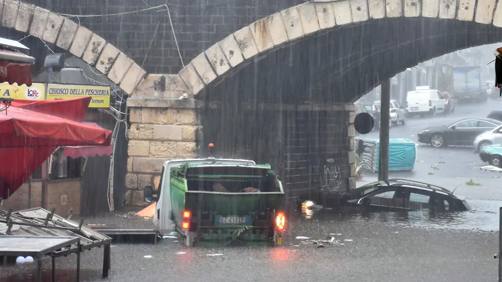 Fahrzeuge-stehen-auf-einer-ueberschwemmten-Strasse-Heftige-Unwetter-mit-Ueberschwemmungen-haben-Sizilien-heimgesucht-und-mindestens-ein-Todesopfer-gefordert