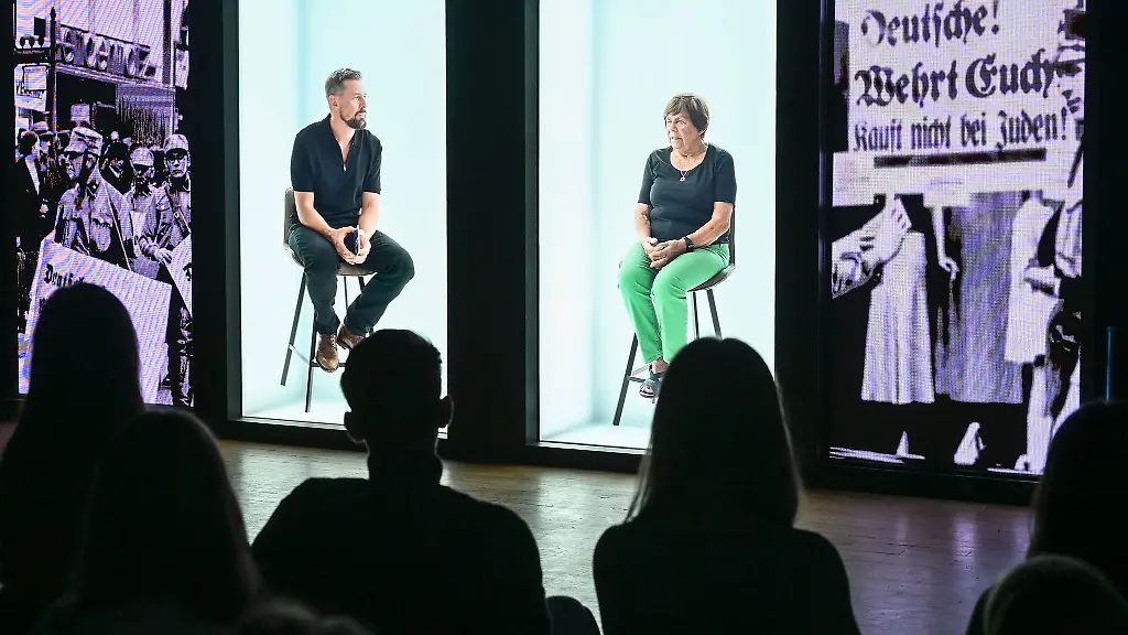 In-Hologramm-Videos-unterhalten-sich-Moderator-Klaas-Heufer-Umlauf-und-die-Holocaust-Ueberlebende-Ruth-Winkelmann