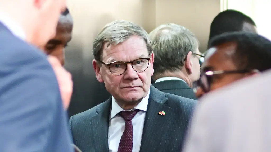 Johann-Wadephul-CDU-Aussenminister-steht-im-aethiopischen-Aussenministerium-im-Rahmen-einer-Reise-in-das-Land-nach-einer-Pressekonferenz-in-einem-Aufzug-Der-Aussenminister-besucht-Kenia-und-Aethiopien