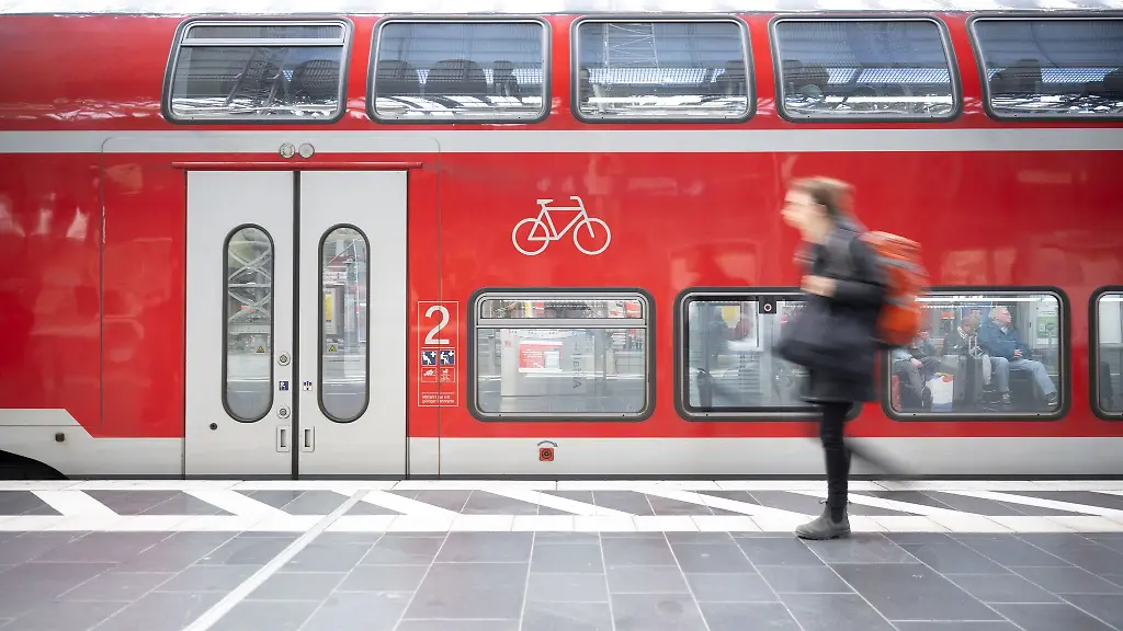 Der-Regionalbahnverkehr-auf-der-Strecke-zwischen-Frankfurt-und-Fulda-wird-wegen-der-Entschaerfung-einer-Weltkriegsbombe-bei-Gelnhausen-unterbrochen