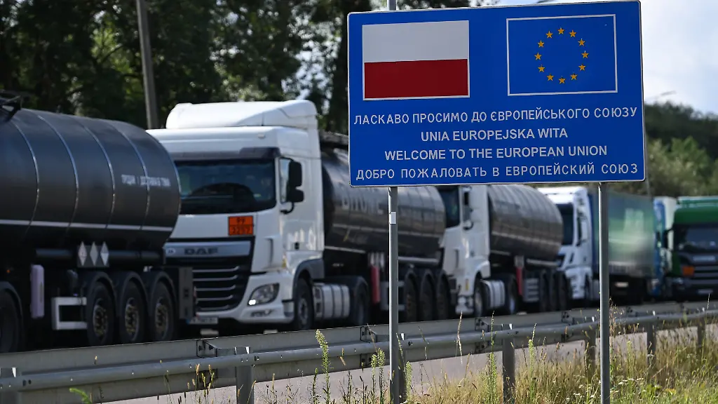Lastwagen-stehen-in-einer-Schlange-an-der-polnisch-ukrainischen-Grenze-in-Dorohusk
