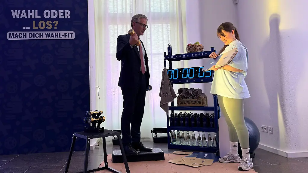 Landtagspraesident-Hendrik-Hering-wirbt-im-Wahl-Gym-fuer-die-Stimmabgabe-bei-der-Landtagswahl-am-22-Maerz