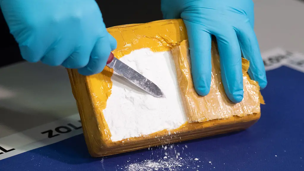 Ein-Zollbeamter-oeffnet-waehrend-einer-Pressekonferenz-ein-Paket-mit-Kokain-das-von-den-Beamten-sichergestellt-wurde