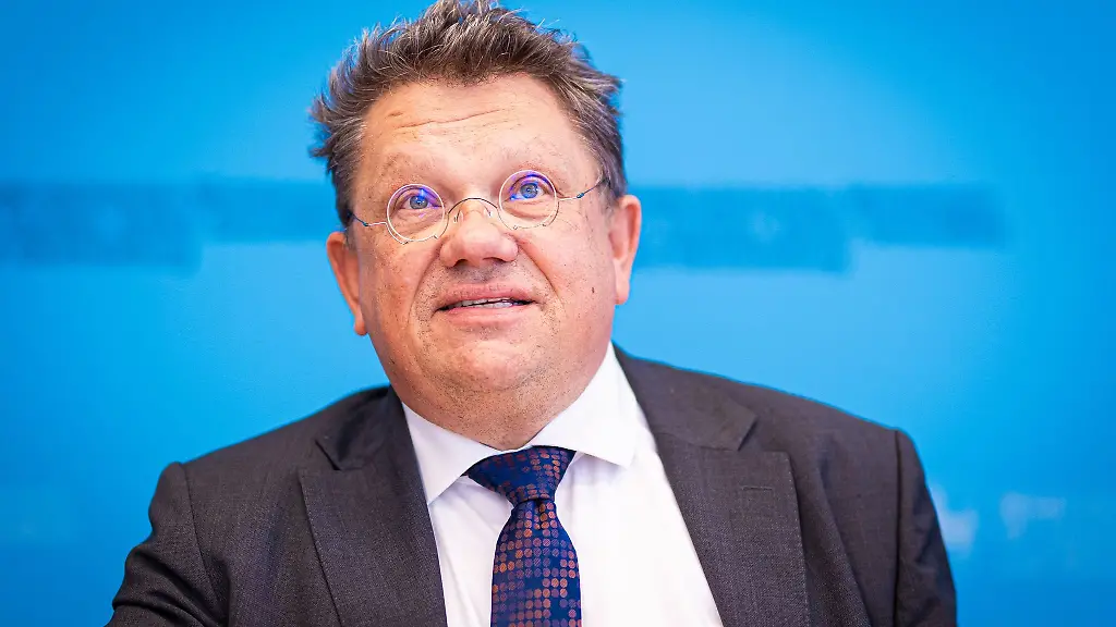 Eine-klare-Meinung-hat-Niedersachsens-Gesundheitsminister-Andreas-Philippi-SPD-zur-aktuellen-Diskussion-um-telefonische-Krankschreibungen