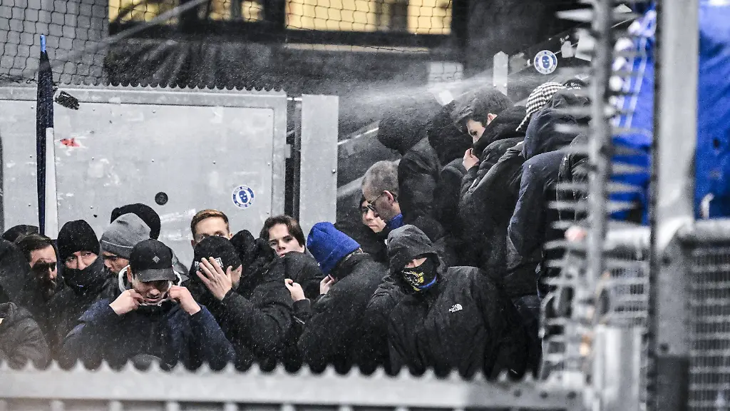 KRC-Genk-supporters-receive-pepperspray-in-their-faces-ahead-of-a-soccer-game-between-Dutch-soccer-club-FC-Utrecht-and-Belgian-KRC-Genk-on-Thursday-22-January-2026-in-Utrecht-Netherlands-the-seventh-game-out-of-8-in-the-league-phase-of-the-UEFA-Europa-League-competition