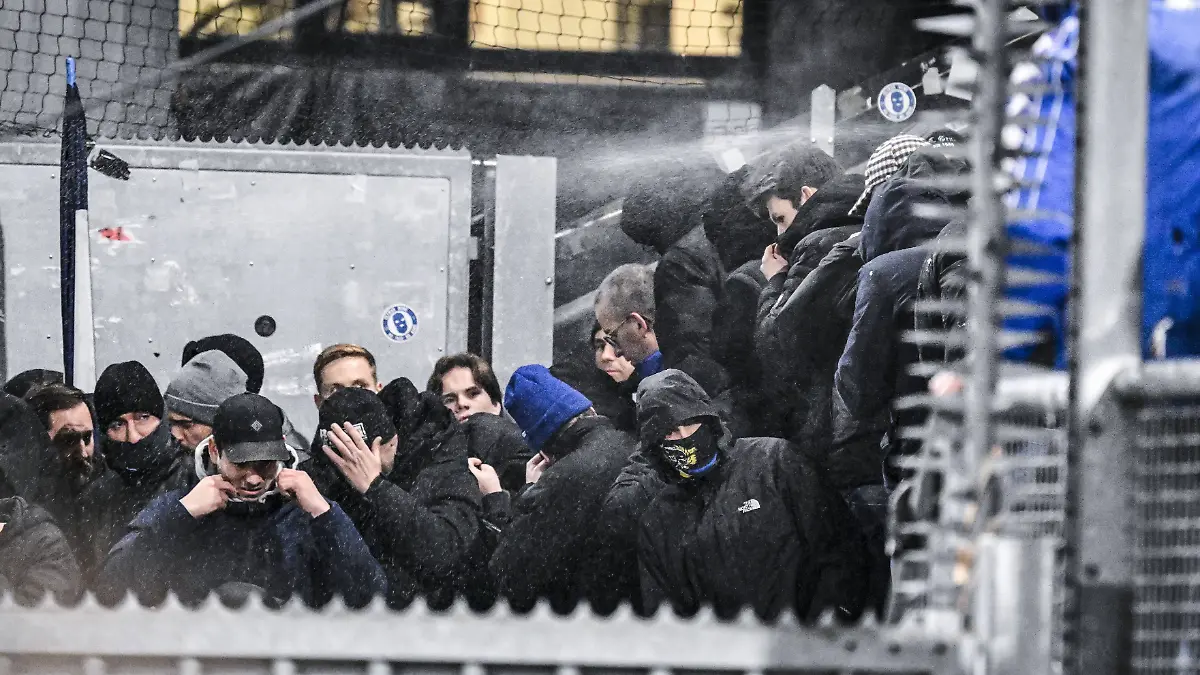 KRC-Genk-supporters-receive-pepperspray-in-their-faces-ahead-of-a-soccer-game-between-Dutch-soccer-club-FC-Utrecht-and-Belgian-KRC-Genk-on-Thursday-22-January-2026-in-Utrecht-Netherlands-the-seventh-game-out-of-8-in-the-league-phase-of-the-UEFA-Europa-League-competition