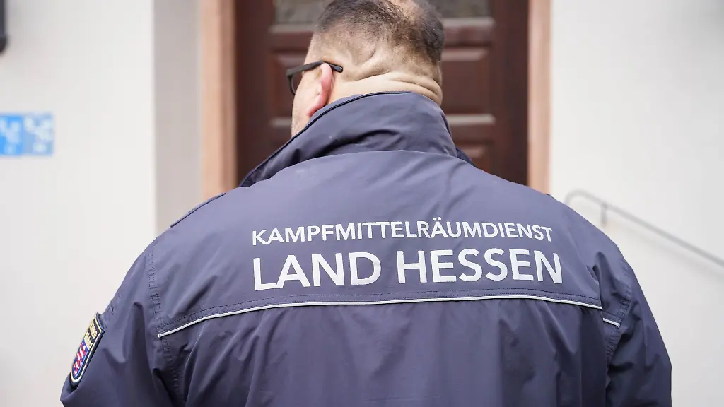 Die-Experten-des-Kampfmittelraeumdienstes-sollen-die-bei-Gelnhausen-gefundene-Weltkriegsbombe-entschaerfen