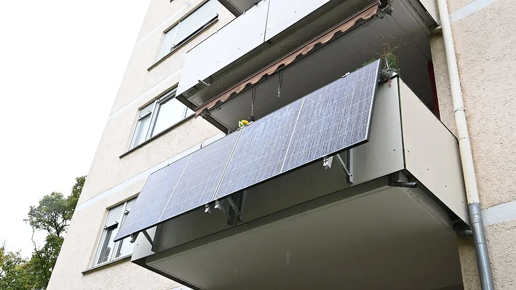 Mini-Solaranlagen-am-Balkon-oder-der-Terrasse-boomen-in-Baden-Wuerttemberg