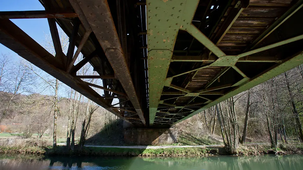 Wegen-zahlreicher-maroder-Bruecken-im-Pegnitztal-wird-die-Bahnstrecke-zwischen-Hersbruck-im-Nuernberger-Land-und-Pegnitz-im-Landkreis-Bayreuth-noch-mehrere-Monate-gesperrt-bleiben