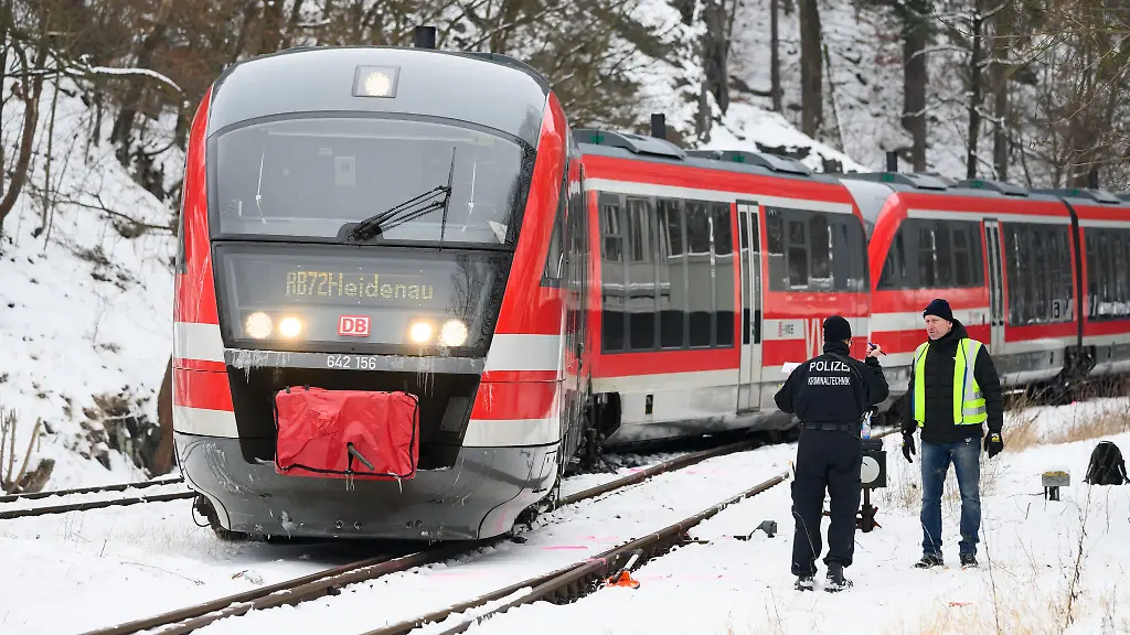 Bei-Schnee-und-Eis-ist-eine-Regionalbahn-entgleist
