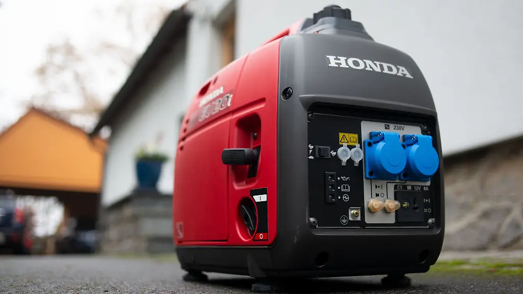 Dieser-Stromerzeuger-schafft-ein-paar-Geraete-kein-ganzes-Haus-Und-damit-alles-sicher-bleibt-betreibt-man-ihn-nur-draussen-wo-die-Abgase-ungehindert-abziehen-koennen