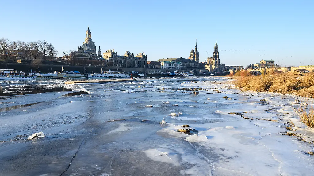 Vereist-ist-das-Elbufer-vor-der-historischen-Altstdtkulisse