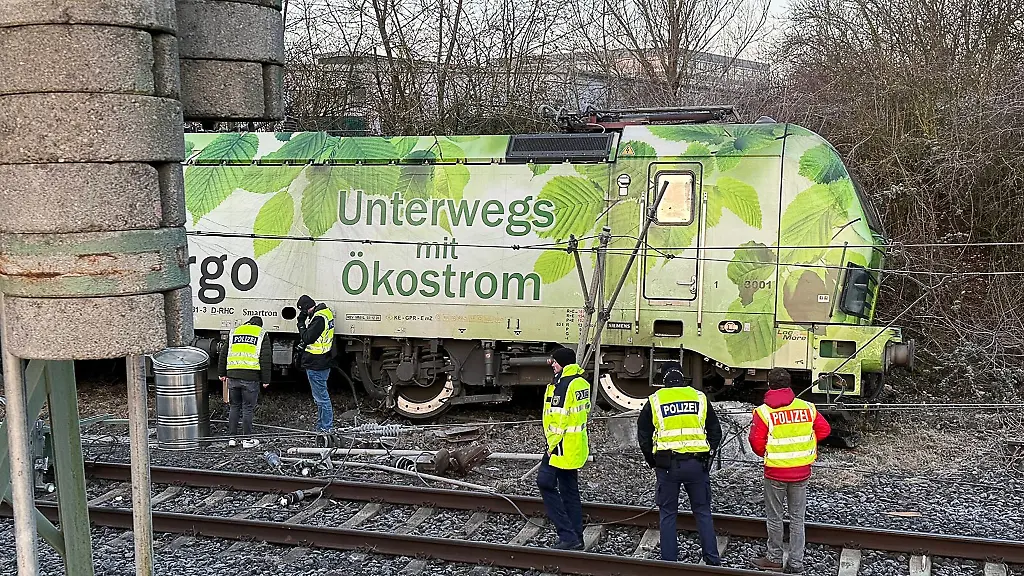 Eine-Lok-war-entgleist-und-hatte-Schaeden-an-der-Oberleitung-ausgeloest