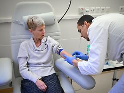 Jung an Demenz erkrankt : Neues Alzheimer-Medikament macht 57-Jähriger Hoffnung