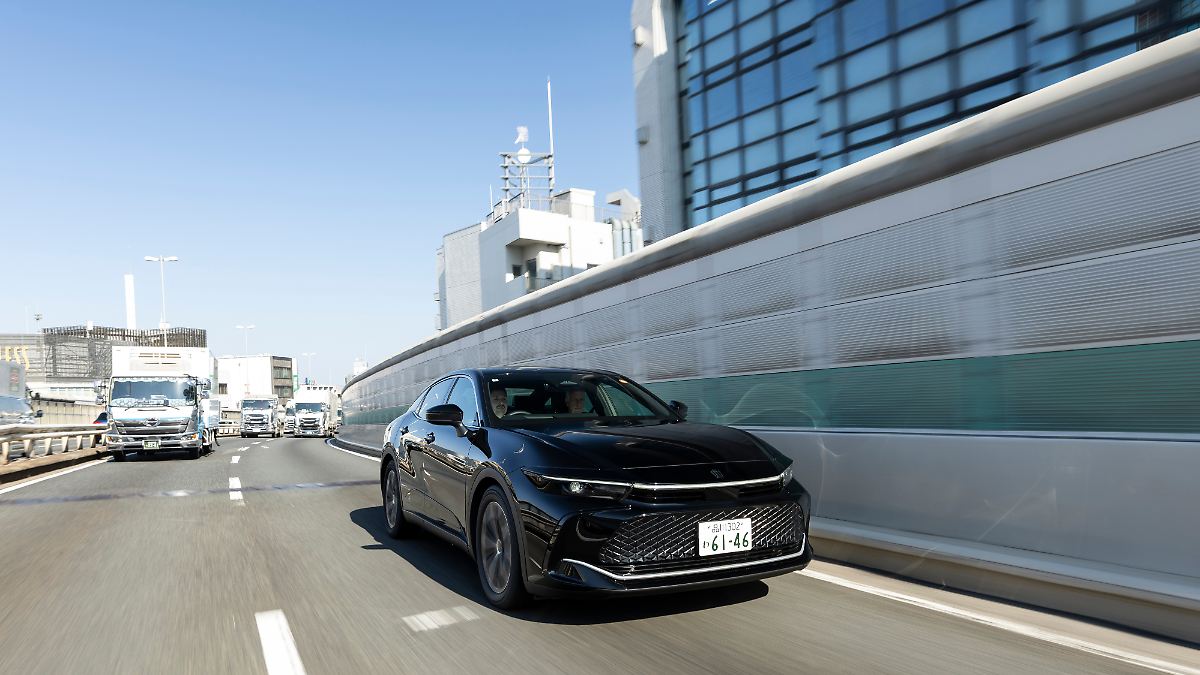 Wie-fahren-andere-L-nder-Unterwegs-in-Japan-mit-dem-Toyota-Crown-Crossover