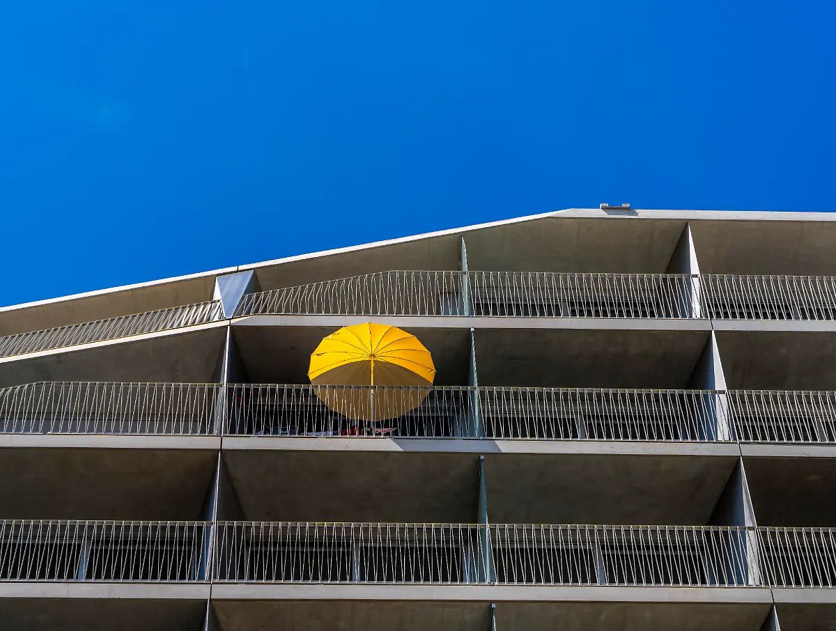 moderne-Hausfassaden-und-Neubauten-in-der-Umgebung-des-neuen-Tacheles-in-Berlin-Mitte-Deutschland