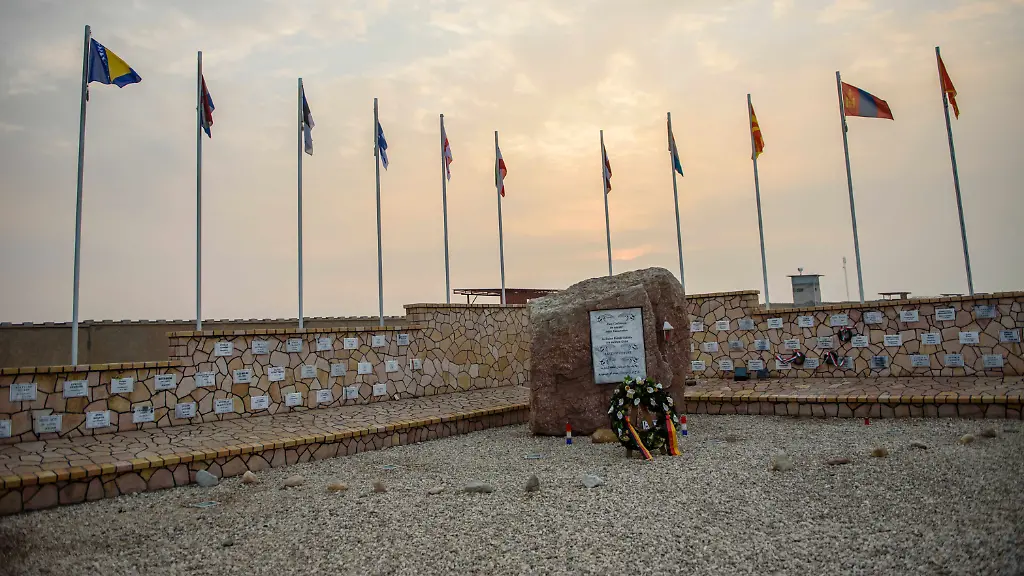 Ein-Ehrenhain-fuer-gefallene-Soldaten-ist-bei-Sonnenaufgang-im-Camp-Marmal-zu-sehen