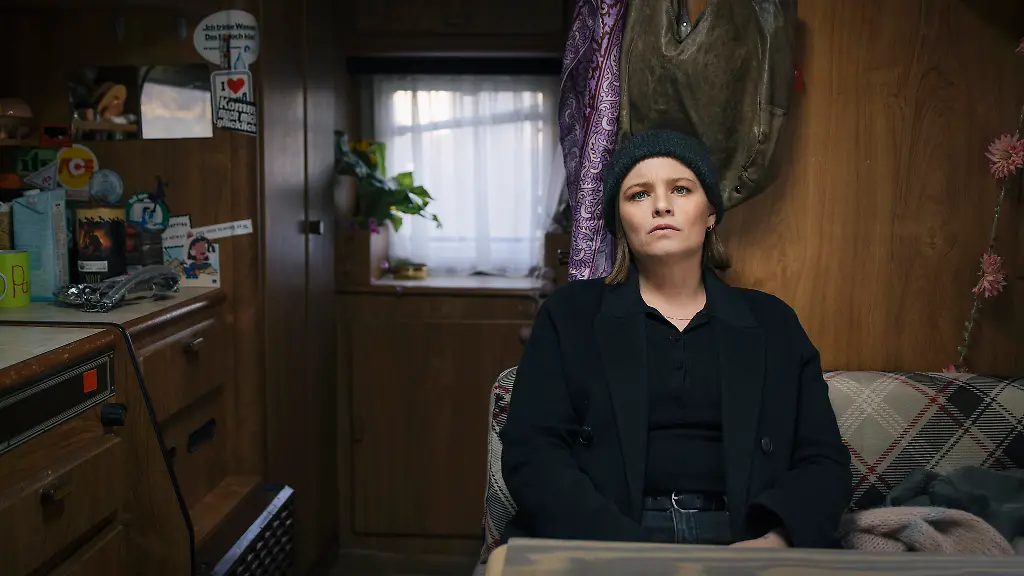 ARD-Degeto-Film-und-Radio-Bremen-TATORT-WENN-MAN-NUR-EINEN-RETTEN-KOeNNTE-am-Sonntag-25-01-26-um-20-15-Uhr-im-ERSTEN-Kommissarin-Liv-Moormann-Jasna-Fritzi-Bauer-muss-nicht-nur-einen-Mordfall-aufklaeren-sie-steht-auch-vor-weiteren-Herausforderungen-Radio-Bremen-Magdalena-Stengel-honorarfrei-Verwendung-gemaess-der-AGB-im-engen-inhaltlichen-redaktionellen-Zusammenhang-mit-genannter-ARD-Degeto-Film-und-Radio-Bremen-Sendung-bei-Nennung-Bild-Radio-Bremen-Magdalena-Stengel-S2-Radio-Bremen-Kommunikation-Presse-28100-Bremen-Tel-0421-246-41050-presseinfo-radiobremen-de-www-radiobremen