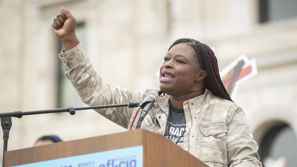 Festgenommene-weinte-nicht-Wei-es-Haus-verh-hnt-Aktivistin-mit-manipuliertem-Bild