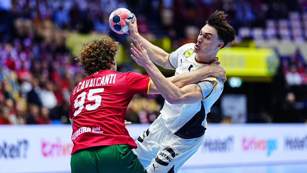Gabriel-Cavalcanti-Portugal-95-Miro-Schluroff-Deutschland-05-DEN-Deutschland-vs-Portugal-Handball-EHF-Europameisterschaft-2026-Hauptrunde-Spieltag-1-22-01-2026-DEN-Deutschland-vs-Portugal-Handball-EHF-Europameisterschaft-2026-Hauptrunde-Spieltag-1-22-01