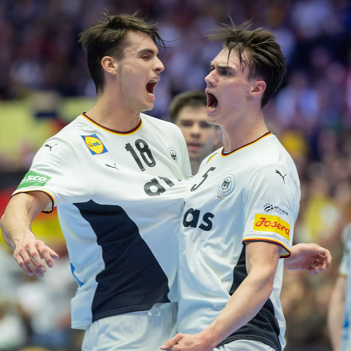 Serbien-Deutschland-EHF-Handball-EM-2026-Julian-Koester-Deutschland-18-und-Miro-Schluroff-Deutschland-5-bejubeln-ein-Tor-Handball-EHF-Europameisterschaft-Laenderspiel-zwischen-Serbien-und-Deutschland-am-17-Januar-2026-in-Herning-Daenemark
