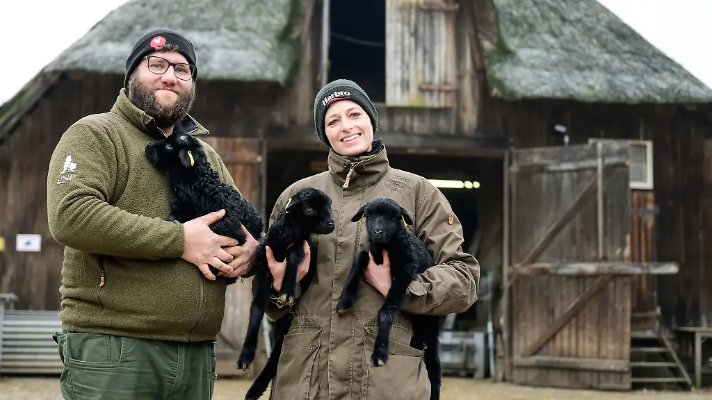 Fuer-Schaefer-und-Schaeferinnen-wie-Clemens-Lippschuss-und-Josefine-Schoen-ist-die-derzeitige-Lammzeit-eine-extrem-intensive-und-arbeitsreiche-Zeit