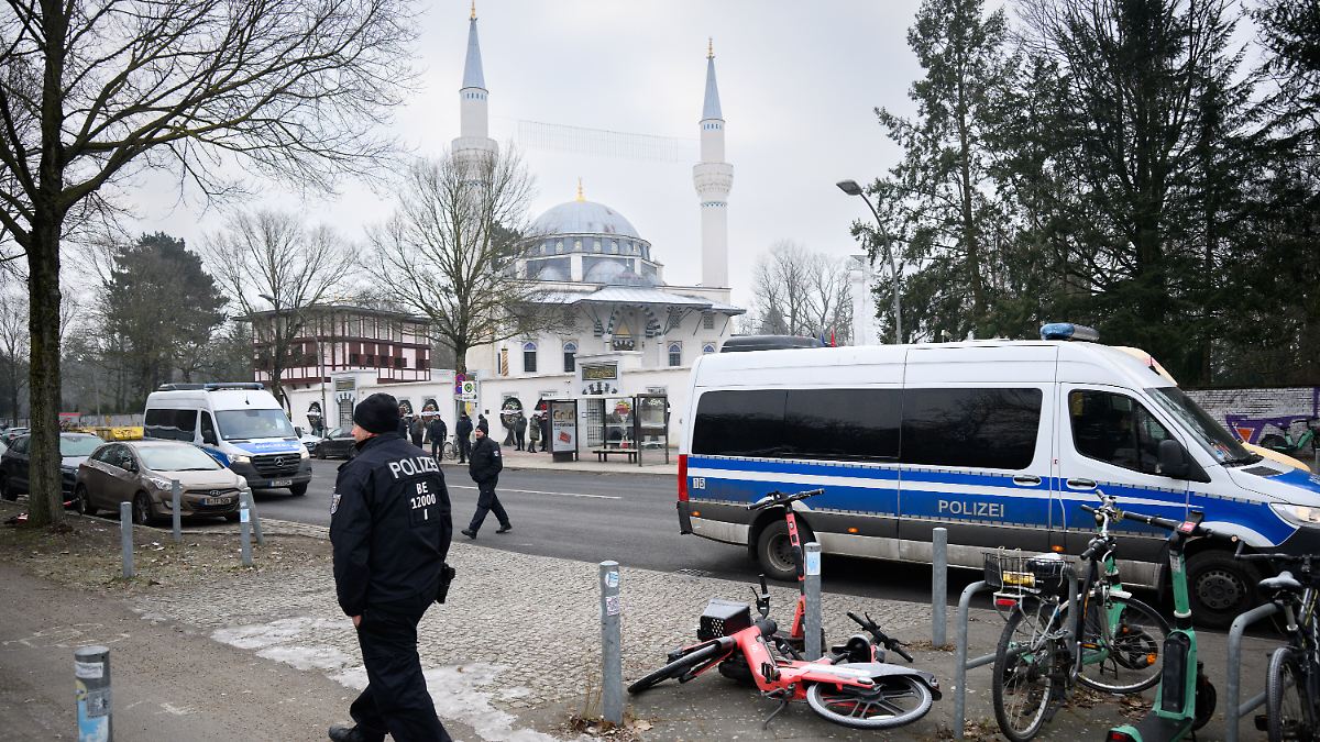 Viele-polizeibekannte-Besucher-Hunderte-Polizisten-begleiten-Beerdigung-im-Berliner-Clan-Milieu