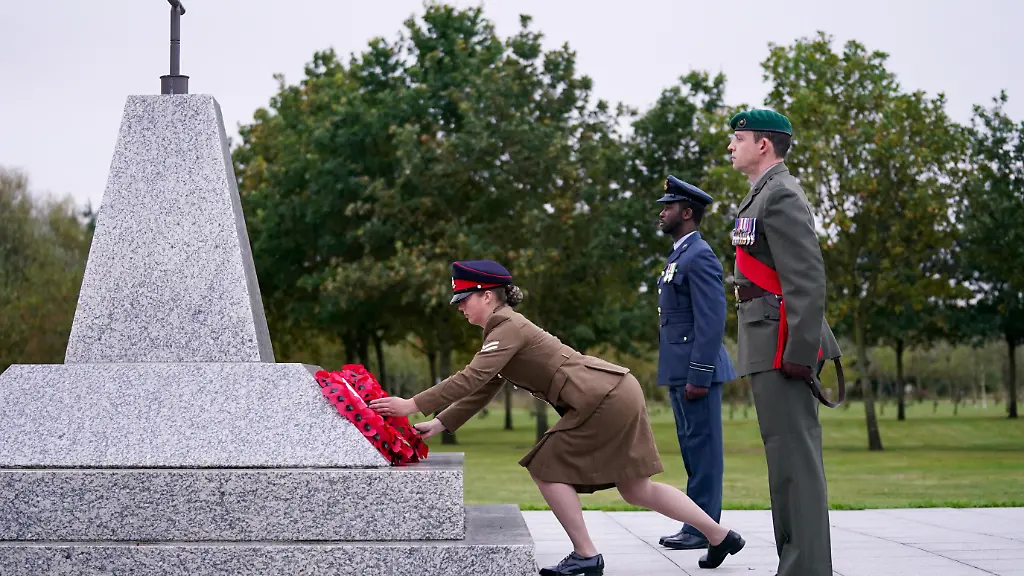 Angehoerige-der-Streitkraefte-legen-einen-Kranz-am-Camp-Bastion-Memorial-nieder-waehrend-eines-Gottesdienstes-anlaesslich-des-20-Jahrestages-des-Beginns-der-britischen-Operationen-in-Afghanistan-am-National-Memorial-Arboretum-Wenige-Wochen-nach-Ende-des-Afghanistan-Einsatzes-hat-Grossbritannien-der-in-dem-Land-gestorbenen-Soldatinnen-und-Soldaten-gedacht