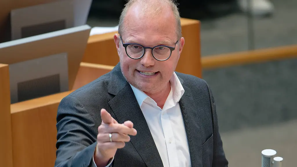 SPD-Landtagsfraktionschef-Jochen-Ott-ueberzieht-die-schwarz-gruene-Landesregierung-in-NRW-immer-wieder-mit-scharfer-Kritik